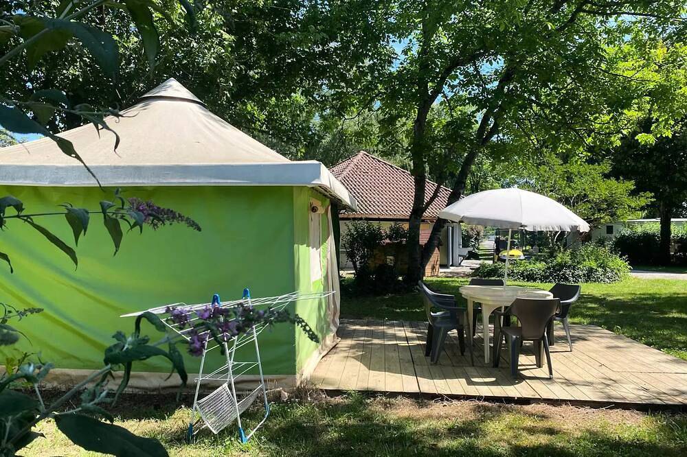 Bungalow toilé meublé 2/5 pers 5 personnes in Puybrun, Lot
