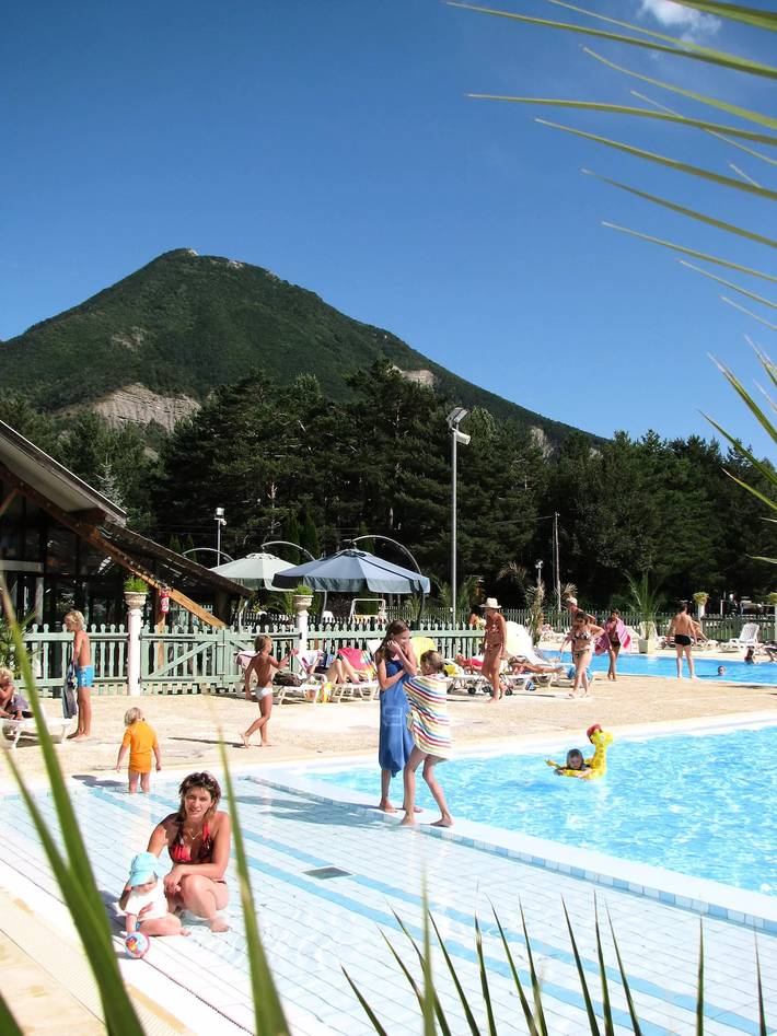 Camping pour 4 personnes, avec Terrasse ainsi que Piscine et Vue