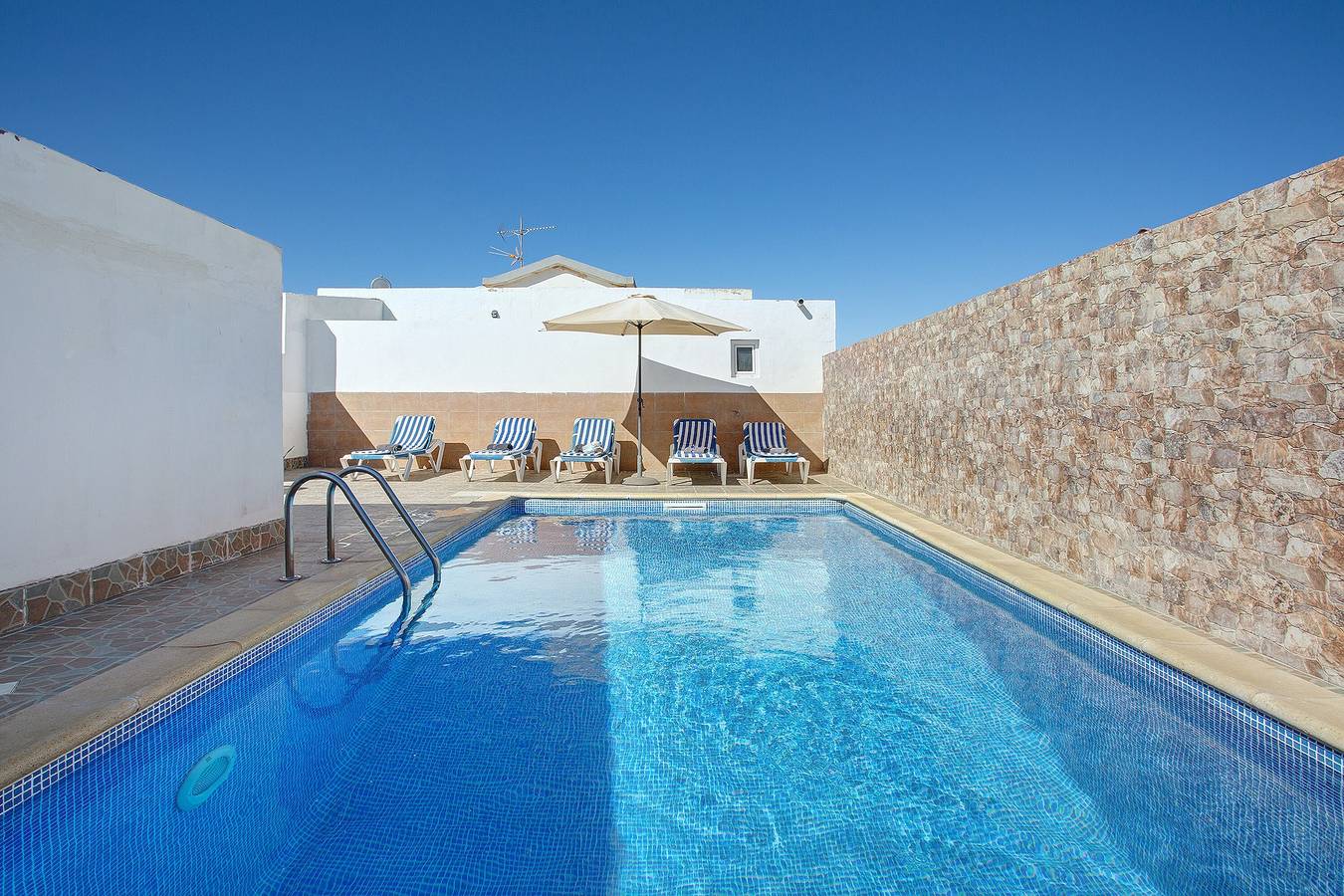 Ganze Wohnung, Ferienwohnung 'Casa Tomás A' mit Bergblick, Gemeinschaftspool und Wlan in Villaverde, La Oliva