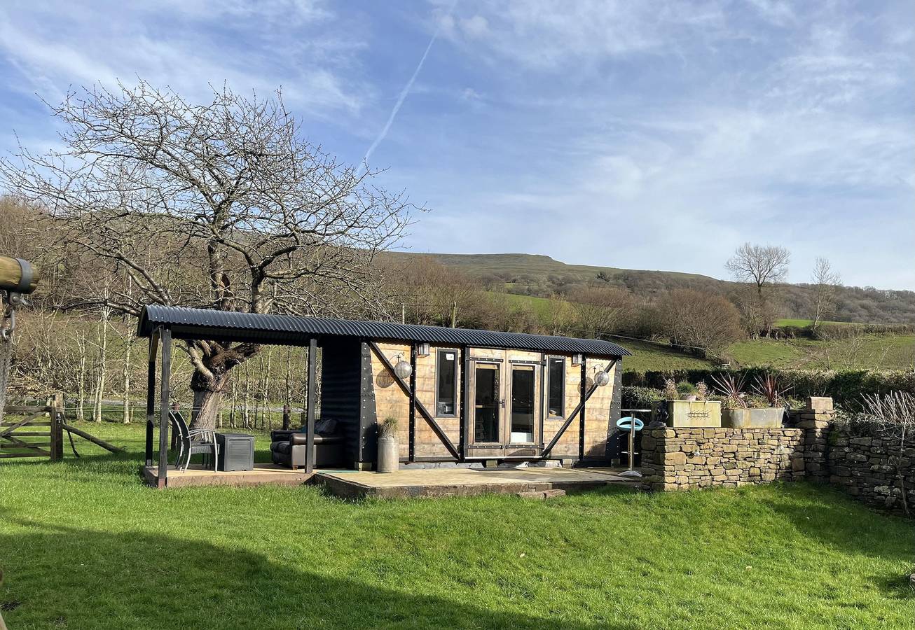 Transformed Railway Wagon- Sleeps2-Garden-Firepit in Brecon Beacons