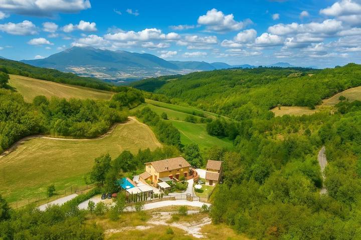 Appartamento per 10 persone, con Terrazza e Giardino nonché Piscina e Panorama a Castelraimondo
