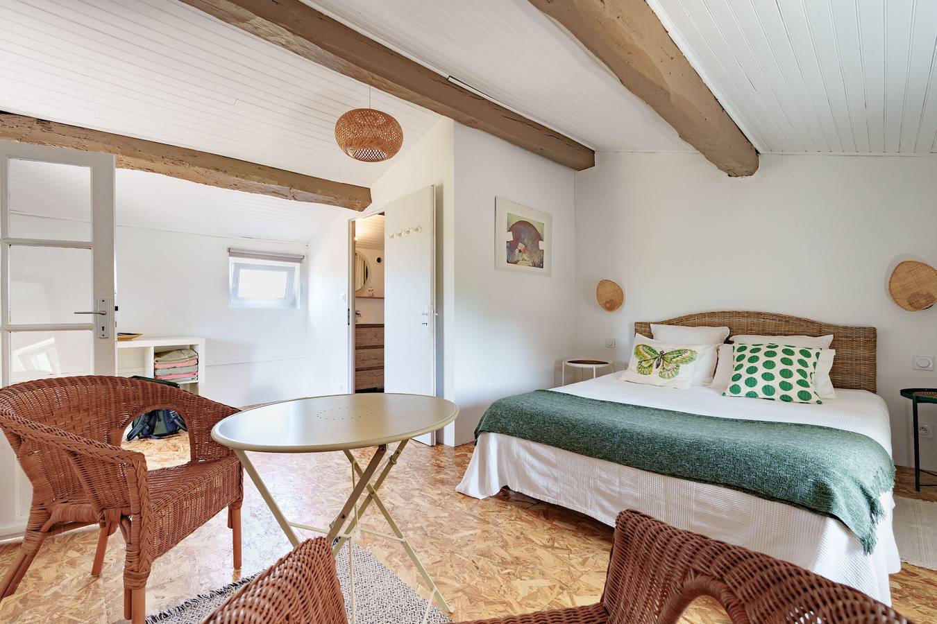 Charming Studio on a Farm with Shared Pool, Summer Kitchen, and Wi-Fi