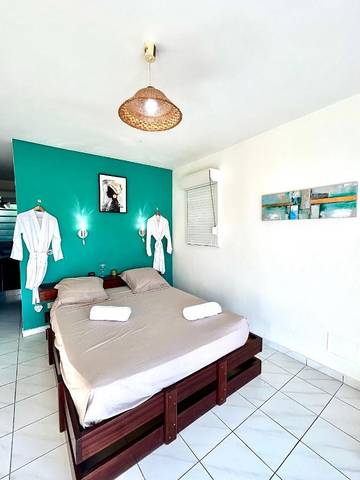 Gîte pour 4 personnes, avec terrasse ainsi que vue et piscine dans Marina du Marin