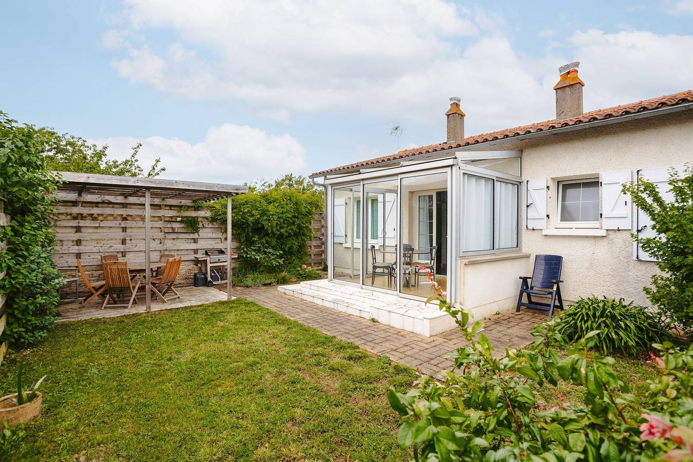 Maison de Vacances 'Cottage Chaleureux Proche Océan' avec Terrasse Privée, Wi-Fi et Climatisation in Salles-sur-Mer, Région de La Rochelle