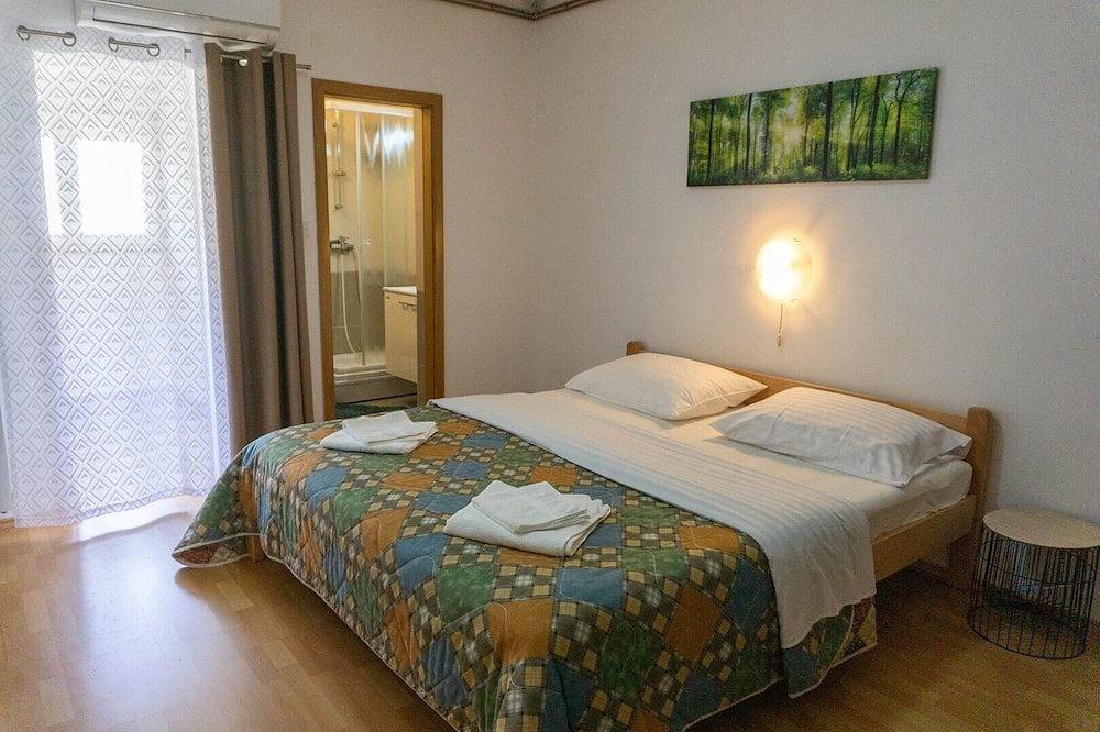 Ganze Wohnung, Apartment Petrica Nr.3 - mit Balkon, gelegen im ruhigen Dorf Jurandvor bei Baska in Baska, Krk