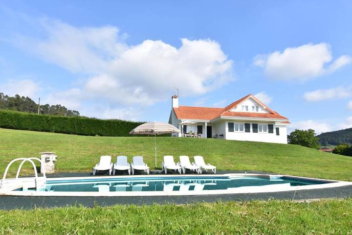 Apartamento para 8 personas, con jardín y piscina, Se admiten mascotas en Entrambasaguas