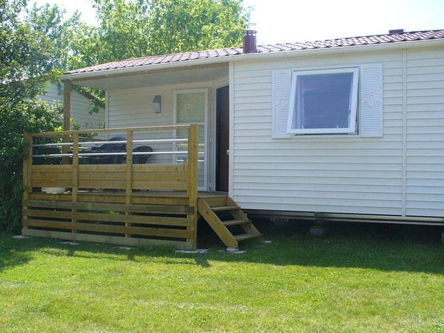 Camping le Rouge Gorge 10' Puy du Fou - Mobilheim 4 personen - Mobilhome Ti 26m² mit halbüberdachter Terrasse (2 Schlafzimmer) 4 pers. Komfort 4 pers in Saint-Laurent-sur-Sèvre, Loire-Tal