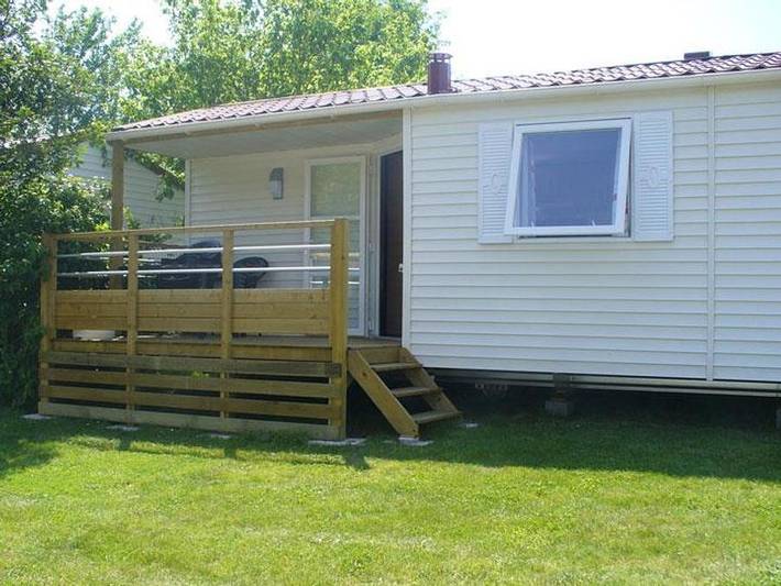 Camping le Rouge Gorge 10' Puy du Fou - Mobilheim 4 personen - Mobilhome Ti 26m² mit halbüberdachter Terrasse (2 Schlafzimmer) 4 pers. Komfort 4 pers in Saint-Laurent-sur-Sèvre, Loire-Tal