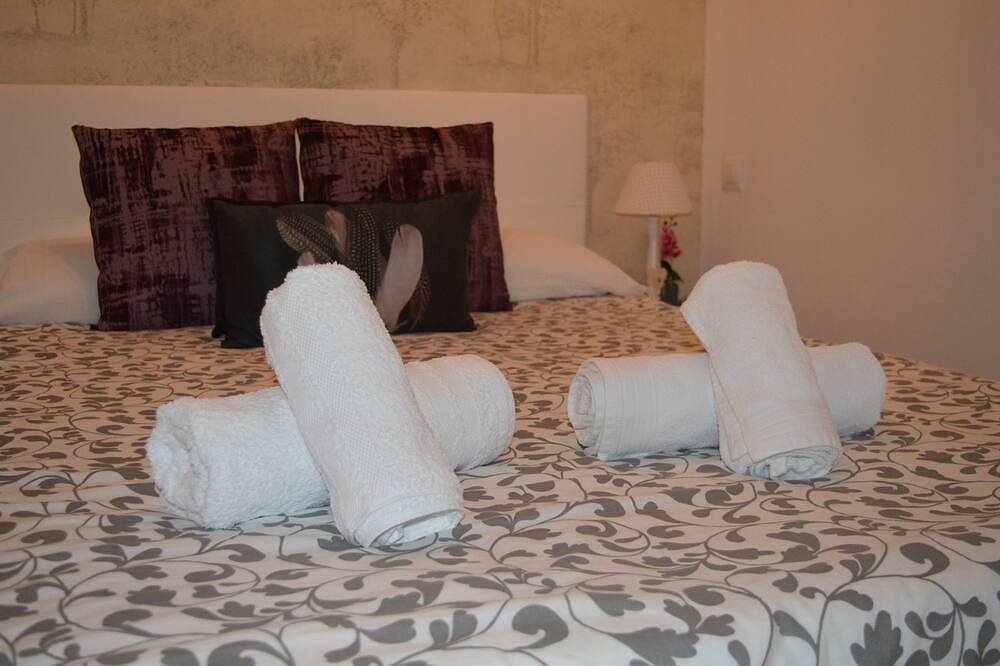 Entire apartment, El Rincón De Ale, Precioso Apartamento. Pequeño Desayuno Gentileza de la Casa in Cuenca, Cuenca Province