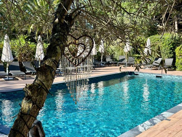 Hôtel pour 4 personnes, avec Jacuzzi et Terrasse ainsi que Jardin et Piscine