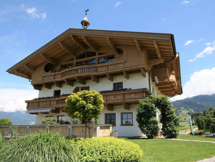 Ferienwohnung für 6 Personen, mit Balkon und Terrasse sowie Garten und Ausblick in Wattens