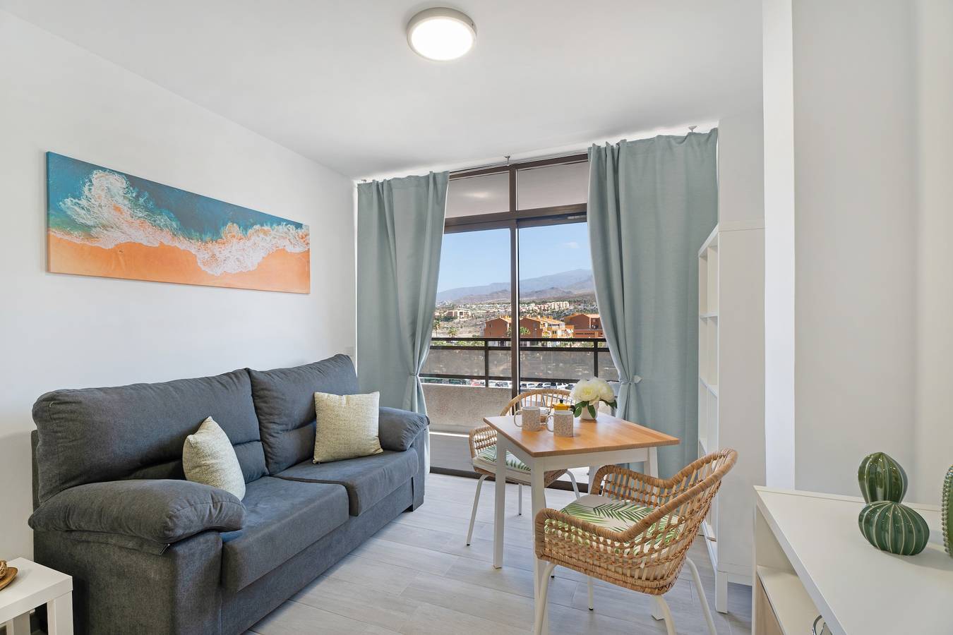 Apartamento entero, Apartamento de vacaciones 'Apto Sasha Los Cristianos' con vistas a la montaña, terraza y Wi-Fi in Los Cristianos, Arona 