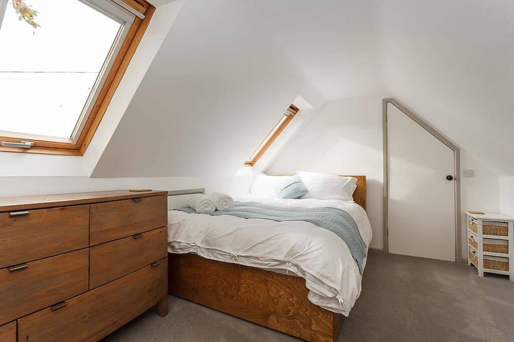 Romantisches Waldhaus mit privatem Garten, hundefreundlich, Blick auf den Wald vom Bett in Burley, Hampshire