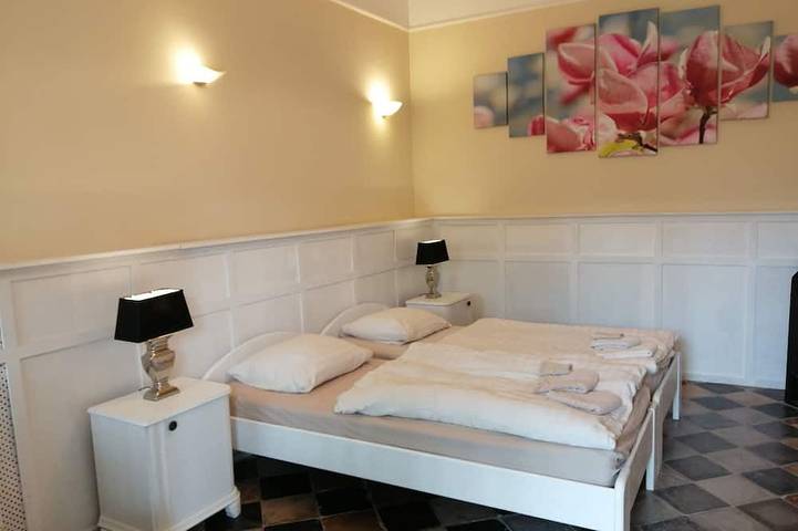 Green Valley Estate 10-Meter-Pool, 16 Personen, 6 Schlafzimmer in Porva, Zirci kistérség