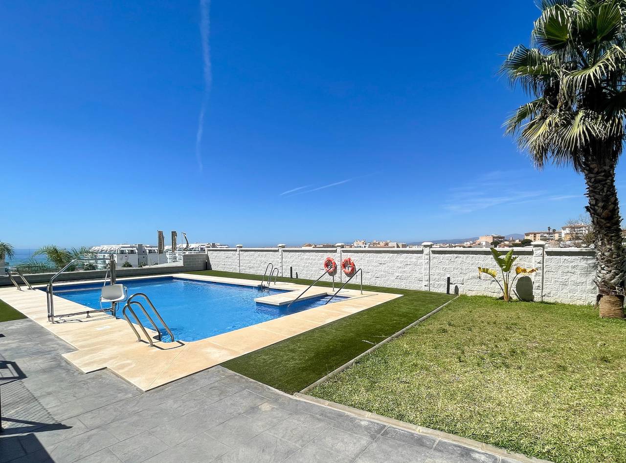 Apartamento inteiro, Apartamento 'Cucurrox' com Vista Mar, Piscina Partilhada e Wi-Fi in Torrox Costa, Torrox