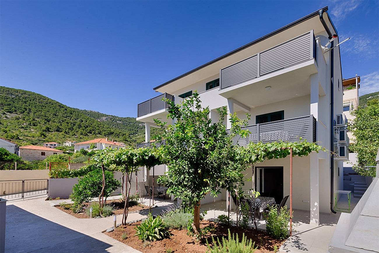 Room with air-conditioning Komiža (Vis) S-9722-a in Komiza, Split-Dalmatia