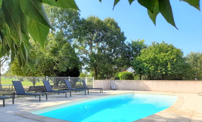 Gîte pour 10 personnes, avec piscine ainsi que jardin et terrasse, animaux acceptés - 1