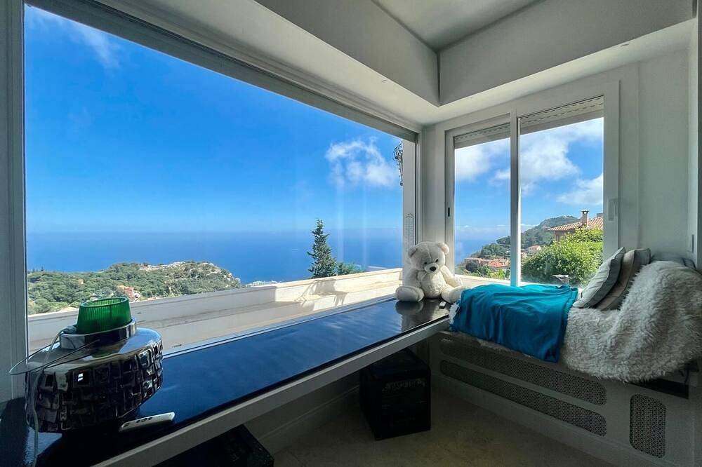 Large Villa, 4 bedrooms, unique panoramic view of Monaco, gardens, swimming pool in La Turbie, Nice region