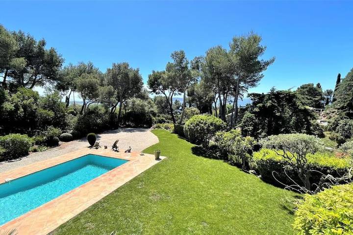 Villa pour 9 personnes, avec piscine ainsi que jardin et vue, animaux acceptés à Carqueiranne