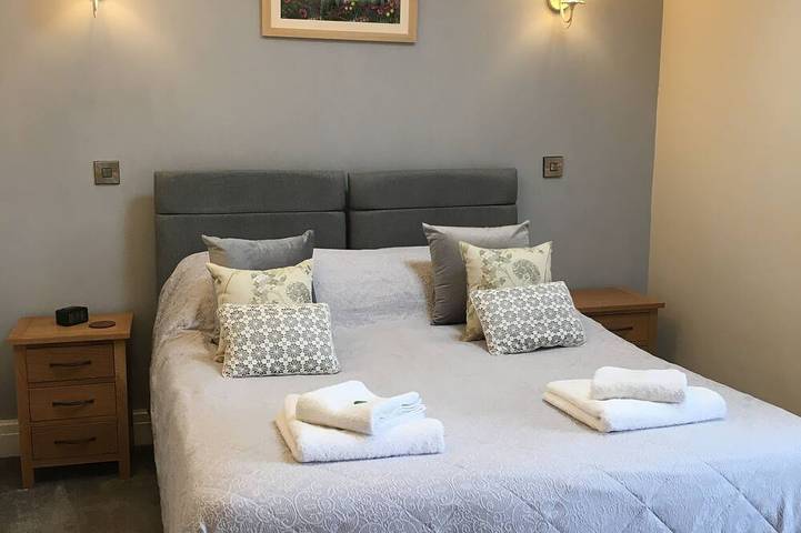 Pretty cottage with enclosed patio and private hot tub with stunning veiws in Nidderdale AONB