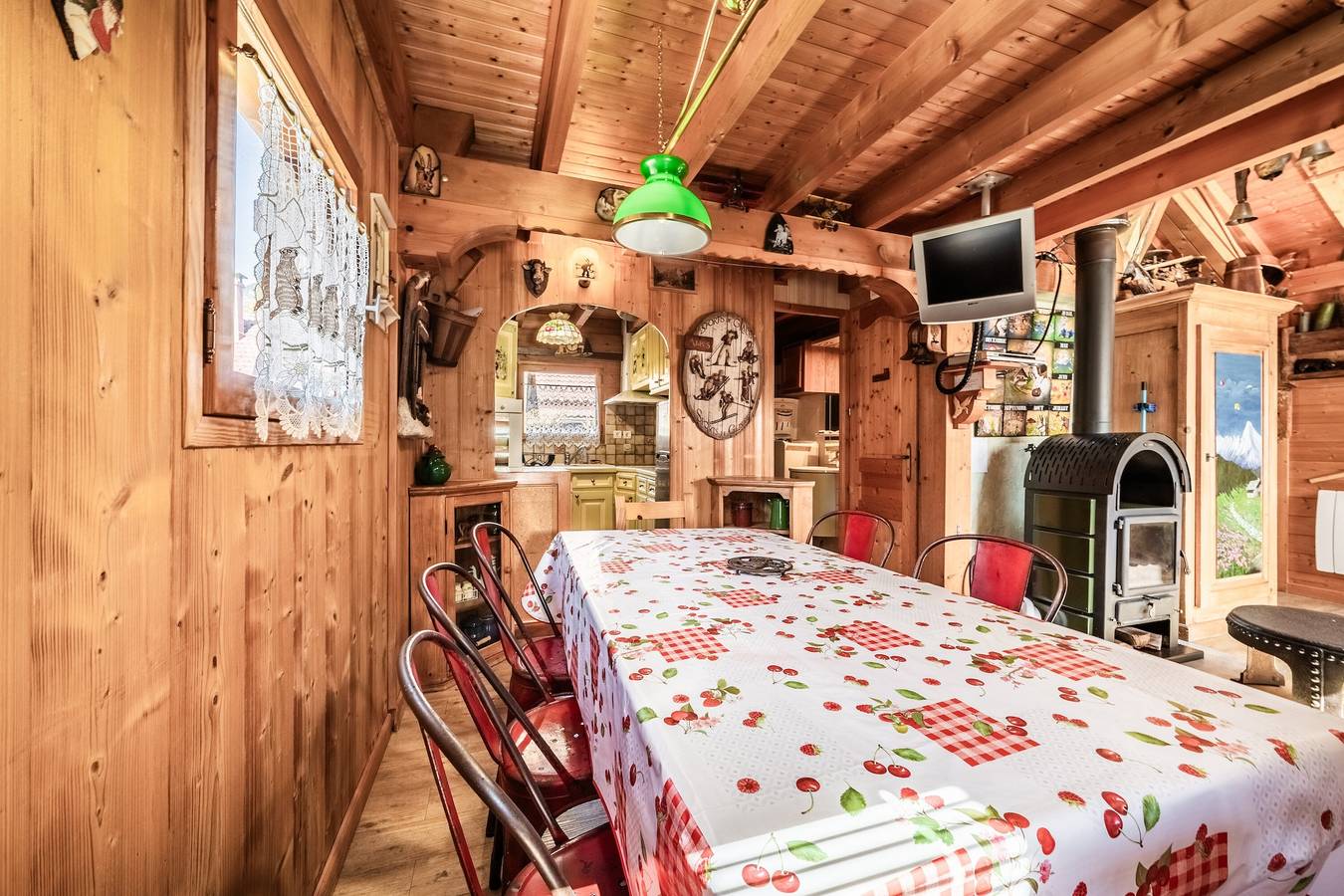 Chalet "6p Classic - L'Érable" with Mountain View, Private Terrace & Wi-Fi in Verchaix, Bonneville region