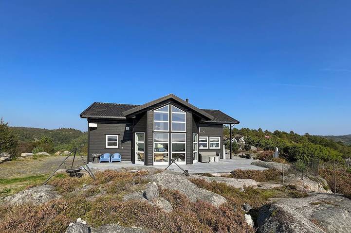 Ferienhaus für 9 Personen, mit Garten in Lyngdal