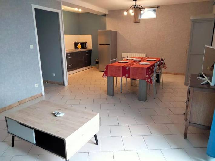 Gîte pour 5 personnes, avec jardin ainsi que vue et terrasse à Épuisay