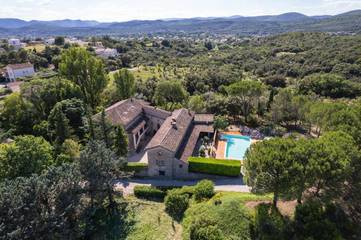 Gîte pour 12 personnes, avec jacuzzi et sauna ainsi que piscine et jardin à Saint-Julien-les-Rosiers