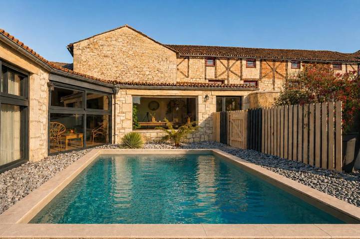 Location de vacances pour 15 personnes, avec piscine et jardin, animaux acceptés dans Forges (Doué-en-Anjou)