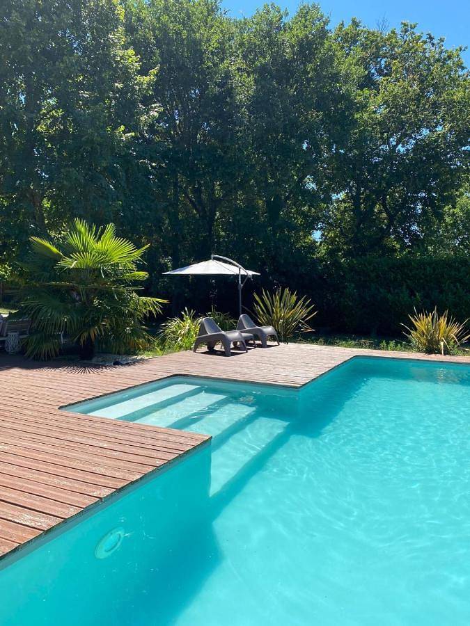 Location de vacances pour 8 personnes, avec Balcon et Terrasse ainsi que Jardin et Piscine à Martignas-sur-Jalle