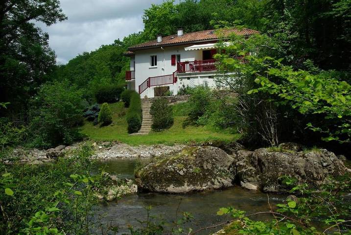 Location de vacances pour 8 personnes, avec vue et jardin à Estérençuby