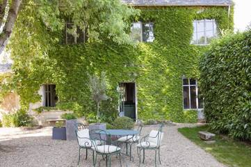 Maison d’hôte pour 2 personnes, avec jardin ainsi que vue et piscine à Clefs-Val d'Anjou