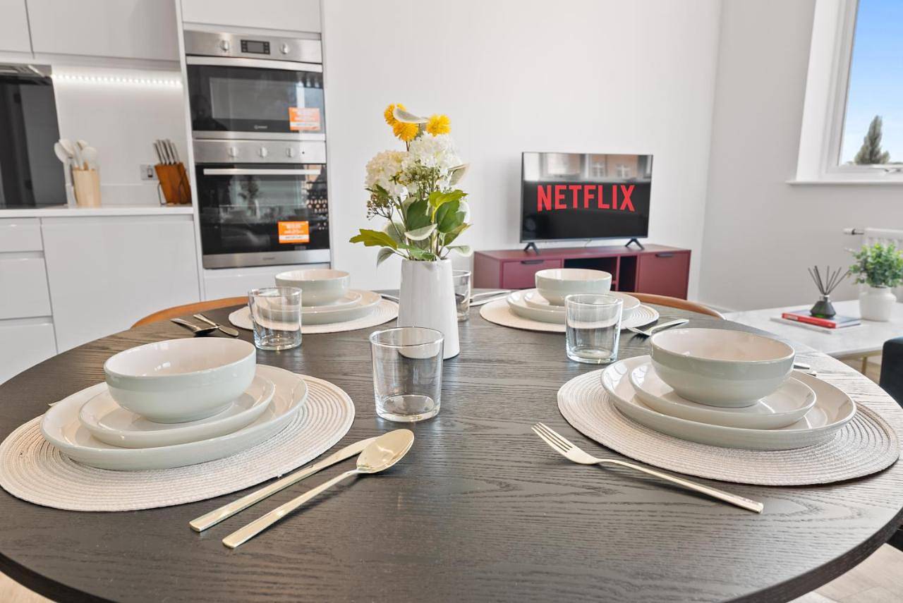 Entire apartment, Luxury 2Br Staines 12 Mins to Heathrow & Thames in Spelthorne, Colne Valley Park