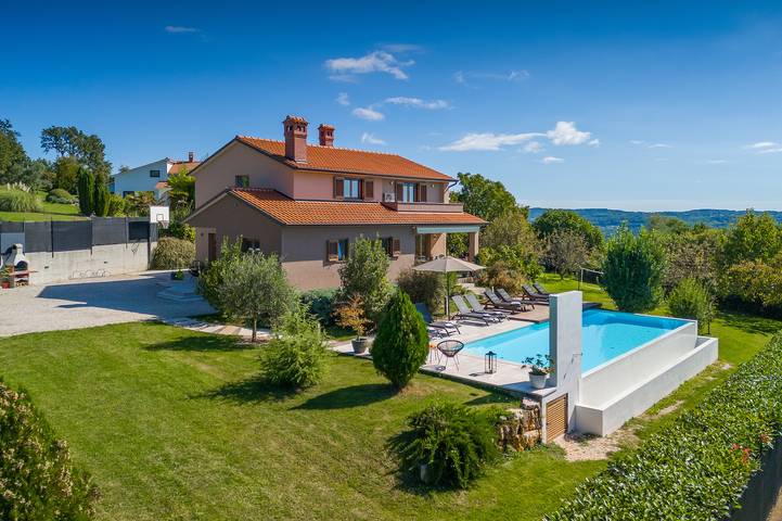 Ferienhaus für 8 Personen, mit Terrasse und Garten sowie Pool in Pazin