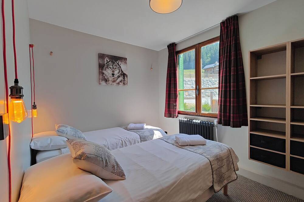 6‑Bedroom Chalet for 12–15 with Hot Tub and Mountain Views, Peisey‑Vallandry in Landry, Vanoise-Massiv