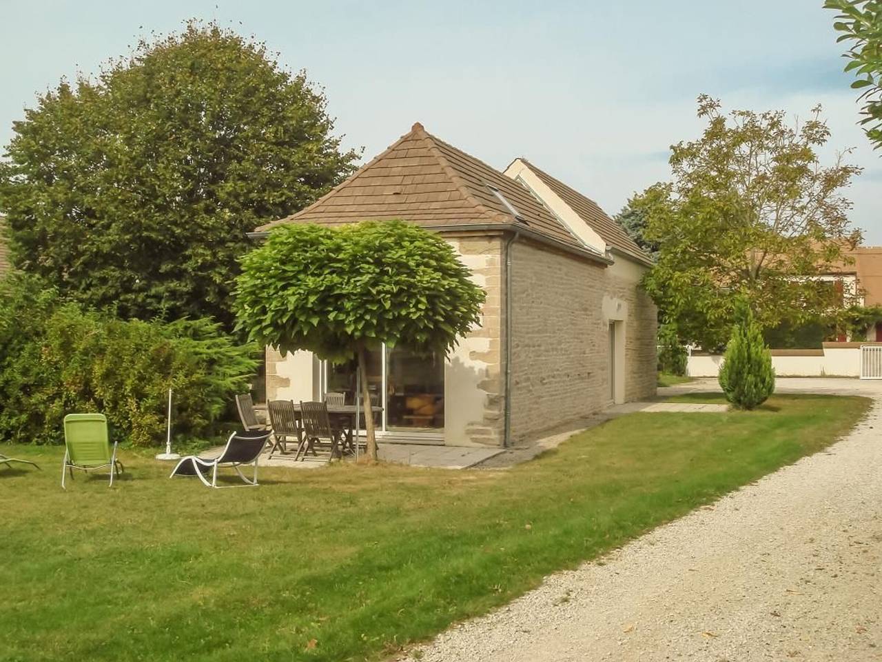 Stone house with pool, terrace and private parking in Meursanges, Beaune region