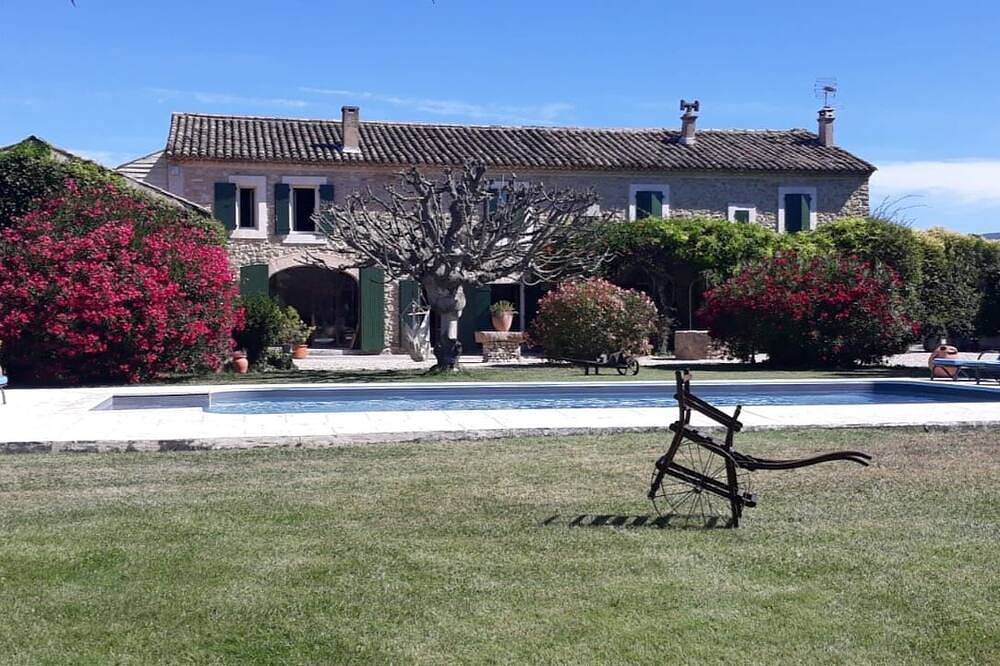 Entire apartment, Loft apartment in an 18th-century farmhouse in Robion, Parc naturel régional du Luberon