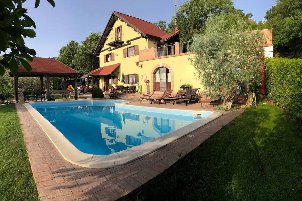 Rent. Country. House in Fragneto Monforte, Benevento Provinz