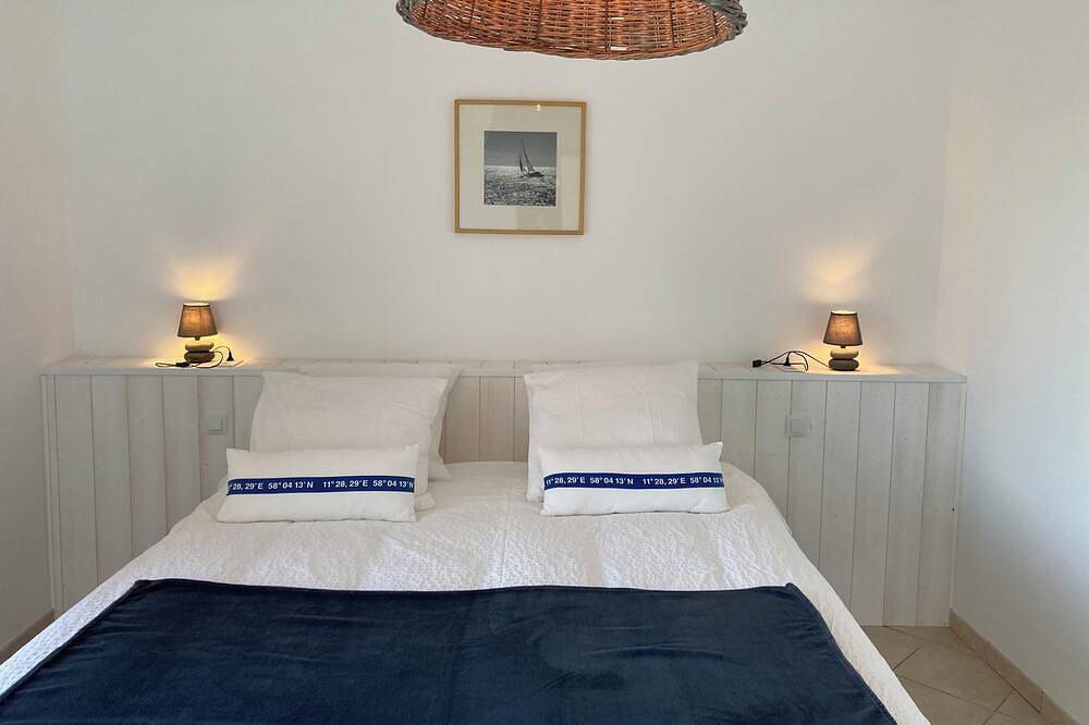 Person villa with sea view and heated indoor pool. in Lanmodez, Rosa Granitküste