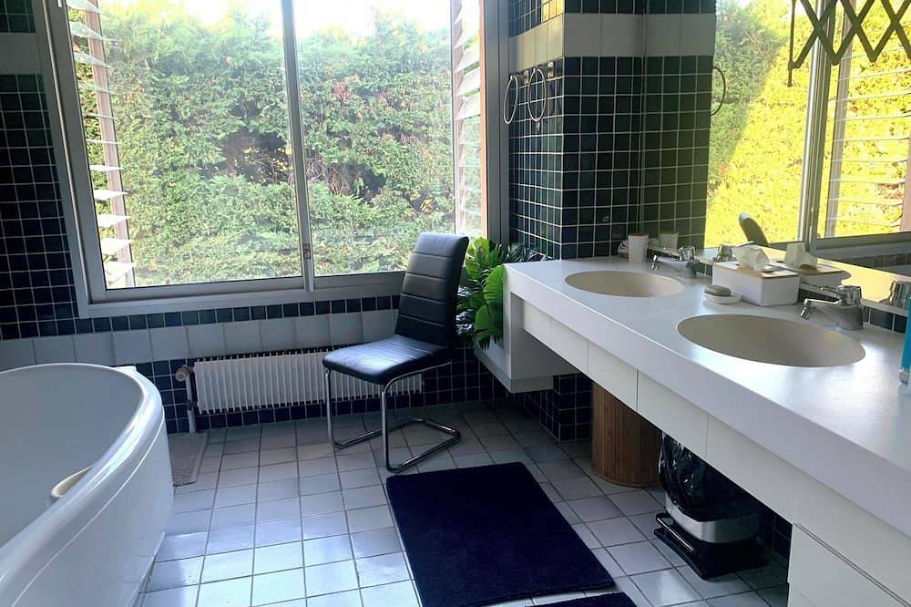 Alpilles and Luberon Large family home 10 pers swimming pool tennis jacuzzi in Caumont-sur-Durance, Vaucluse