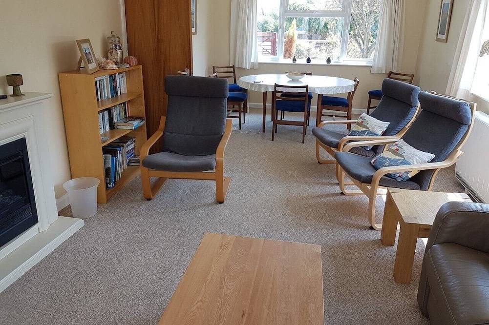 Fully equipped, cosy modern secluded bungalow close to the Beach in Holme-next-the-Sea, Norfolk Coast