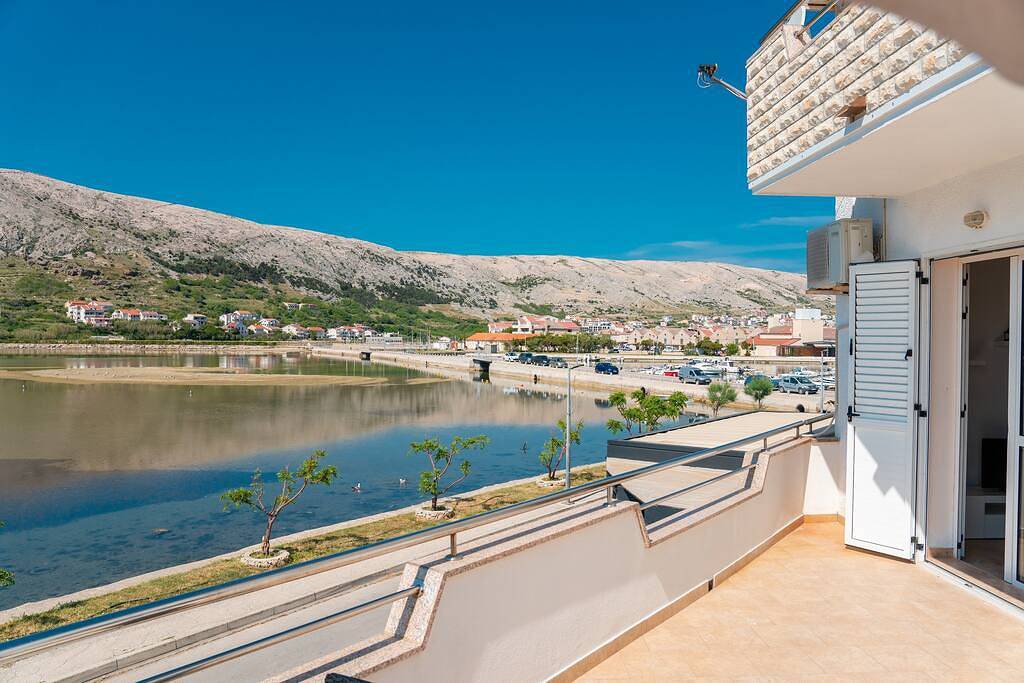 Ganze Wohnung, Ferienwohnung für 5 Personen mit Balkon/Terrasse in Pag Stadt, Pag