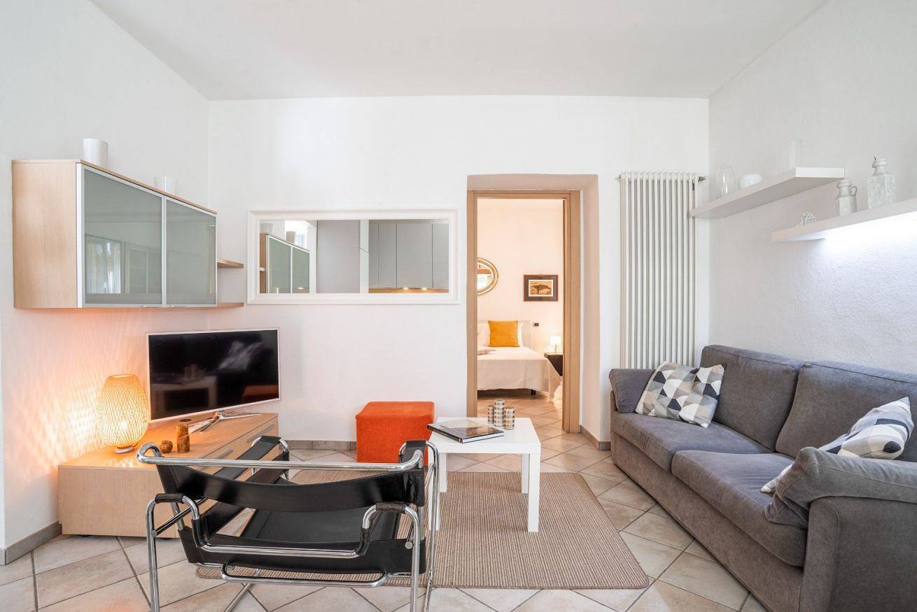 Geheel appartement, Guesthost - Cosy Apt 200m from Como-Borghi Station in Como, Comomeer