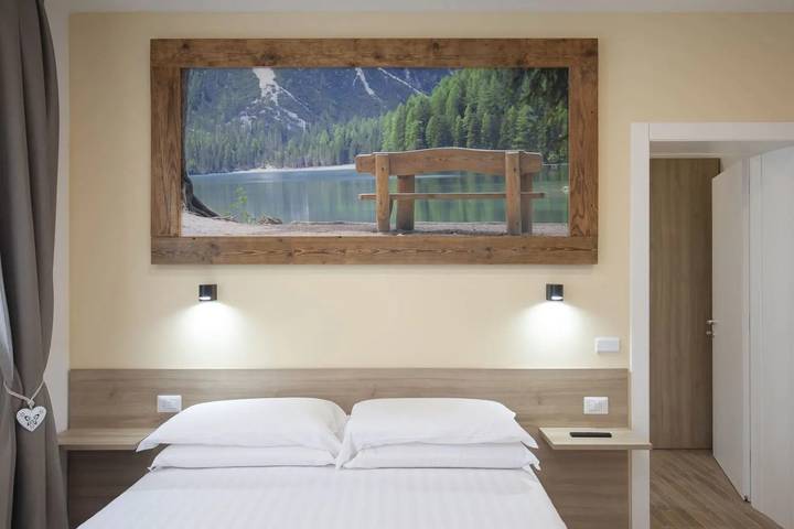 Camera 'Camera G Beige' con vista lago, terrazza condivisa e Wi-Fi in Domegge di Cadore, Dolomiti Orientali