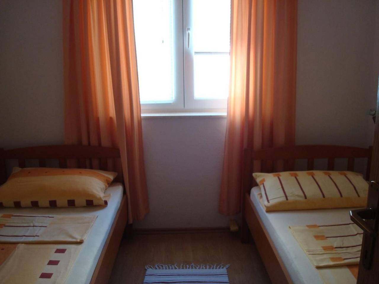 Appartement entier, Appartement in Zečevo Rogozničko mit Großem Balkon in Rogoznica, Šibenik-Knin