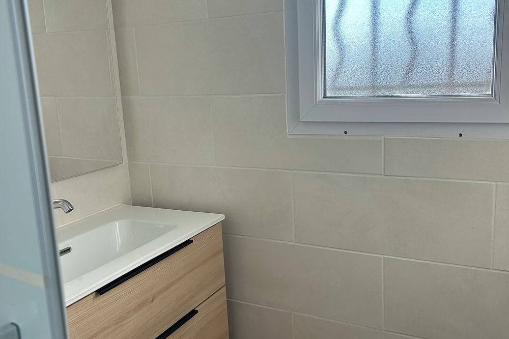 Petit Mas at Arlett next to vineyards in Châteauneuf-du-Pape, Vaucluse