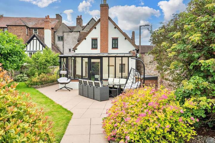 Holiday home for 8 people, with hot tub in Bridgnorth