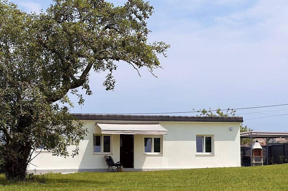 Entire apartment, Detached house with garden Ajo Beach in Bareyo, Cantabrian Coast