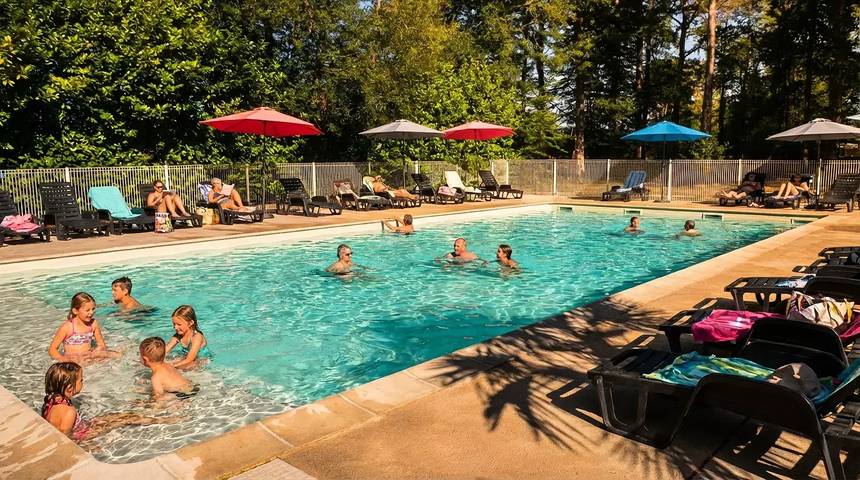 Camping pour 6 personnes, avec terrasse et piscine, animaux acceptés en Auvergne - 4