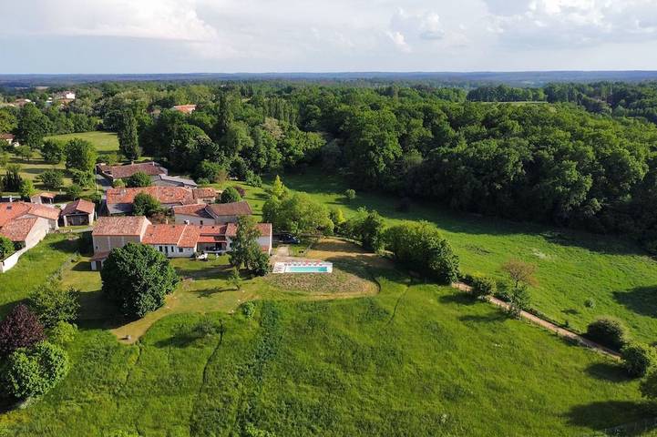 Location de vacances pour 12 personnes, avec balcon et jardin à Festalemps
